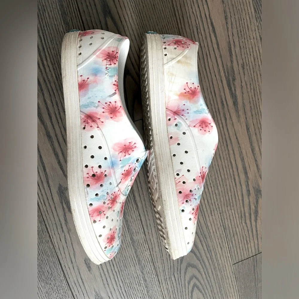Native Shoes | Size 8W | Cherry Blossom/watercolor - Picture 3 of 4